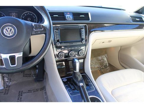 Used 2014 Volkswagen Passat TDI SEL Premium image 20