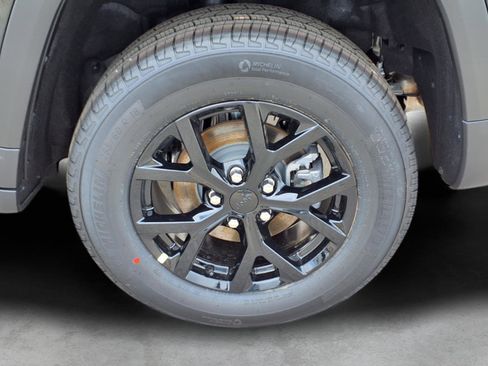 New 2026 Jeep Grand Cherokee Altitude image 7