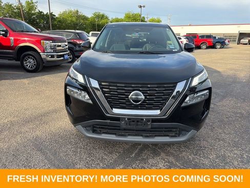 Used 2021 Nissan Rogue SV image 2