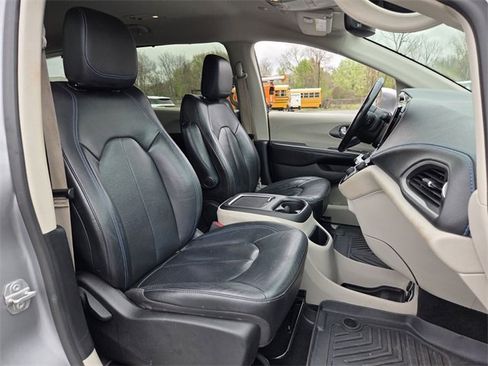 Used 2021 Chrysler Pacifica Touring-L image 16