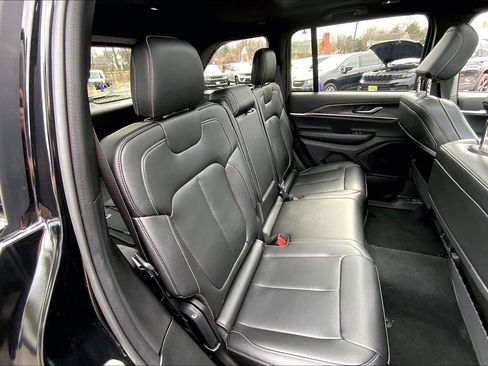 Certified 2024 Jeep Grand Cherokee Limited w/ Black Appearance Package image 19