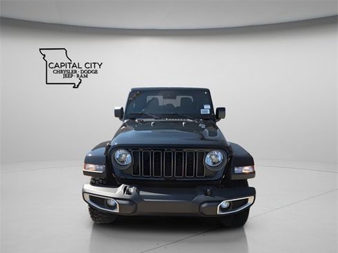 Used 2025 Jeep Gladiator Sport image 2