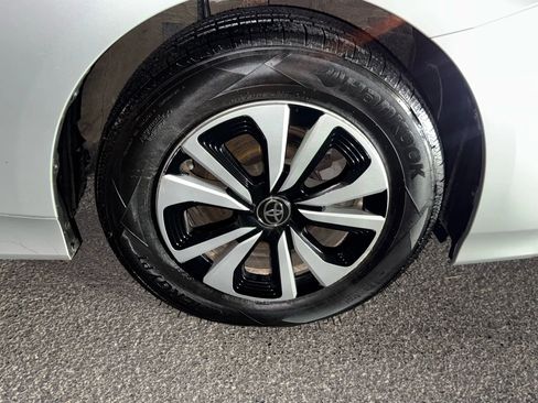 Used 2017 Toyota Prius Prime Premium image 20