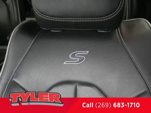 Used 2025 Chrysler Pacifica Limited image 38