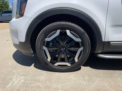 Used 2024 Kia Telluride EX w/ EX Captain's Chair Package AWD/4WD image 17