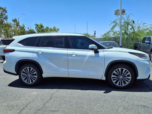 Used 2021 Toyota Highlander Platinum FWD image 4