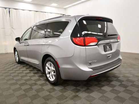 Used 2017 Chrysler Pacifica Touring-L Plus w/ Tire & Wheel Group FWD image 5