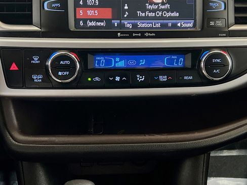 Used 2019 Toyota Highlander XLE FWD image 11