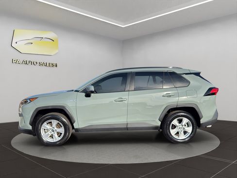 Used 2021 Toyota RAV4 XLE w/ Convenience Package image 4