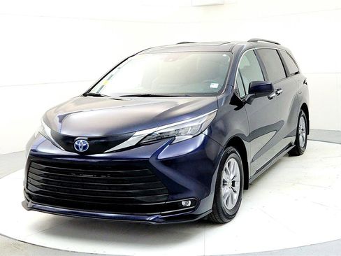 Used 2025 Toyota Sienna XLE image 2