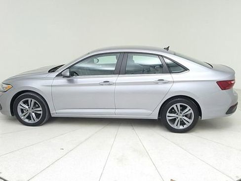 Used 2024 Volkswagen Jetta SE image 8