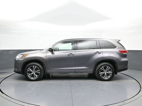 Used 2017 Toyota Highlander LE image 9