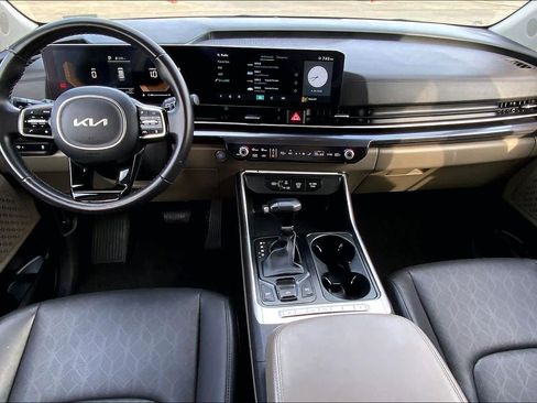 Used 2025 Kia Carnival FWD image 16