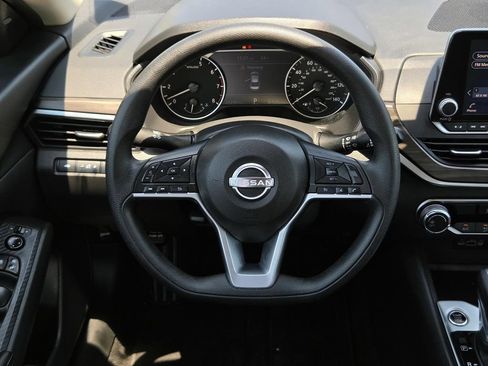 Used 2025 Nissan Altima 2.5 SV FWD image 24