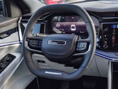 Used 2025 Jeep Wagoneer S Limited image 13