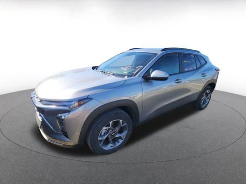 Used 2025 Chevrolet Trax LT w/ LT Convenience Package image 3