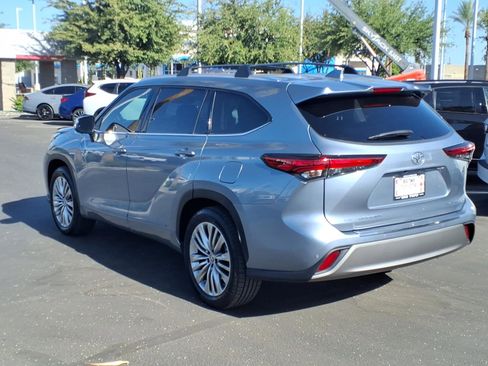 Used 2023 Toyota Highlander Platinum FWD image 6