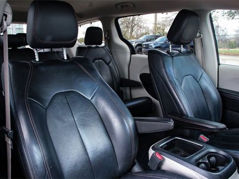 Used 2017 Chrysler Pacifica Touring-L Plus image 27