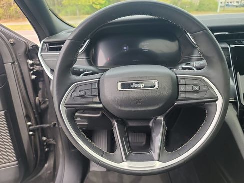 Used 2023 Jeep Grand Cherokee L Laredo image 16