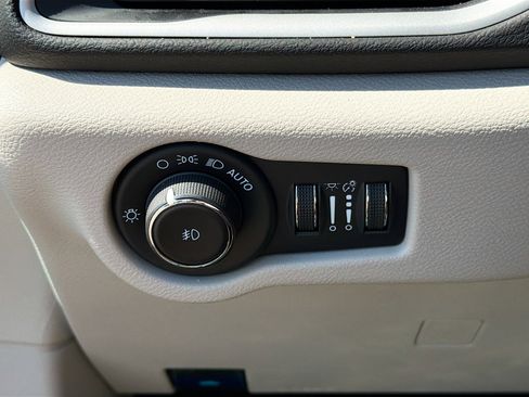 Used 2024 Chrysler Pacifica Touring-L image 30