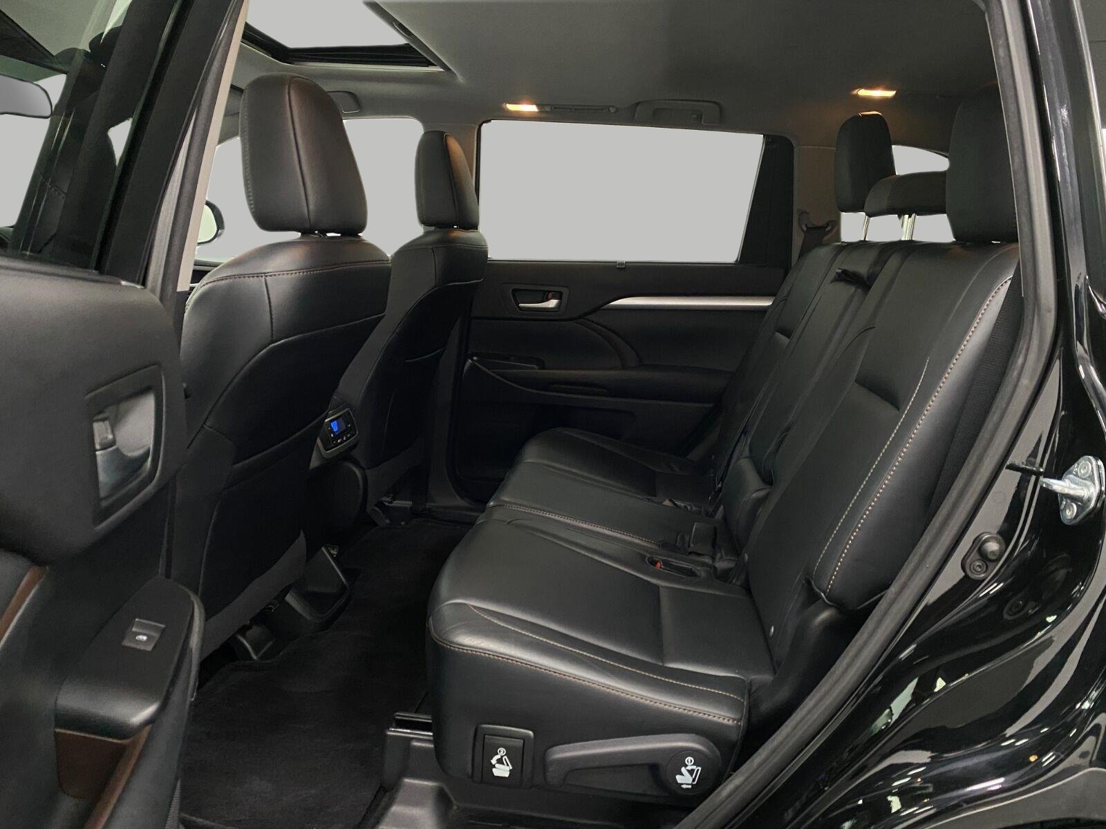 Used 2015 Toyota Highlander XLE AWD/4WD image 27