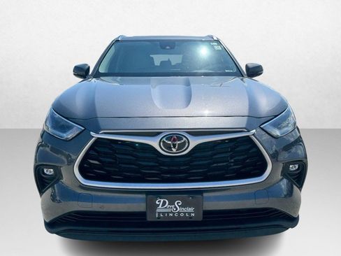 Used 2021 Toyota Highlander XLE AWD/4WD image 2