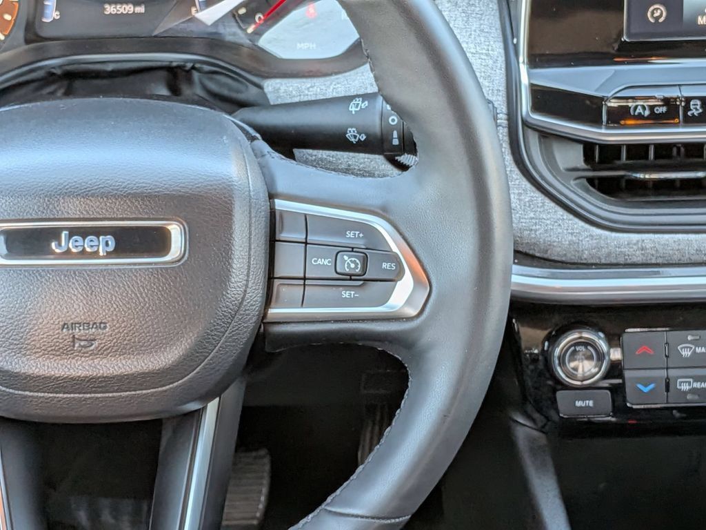 Used 2025 Jeep Compass Latitude w/ Sun & Sound Group AWD/4WD image 18