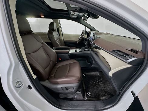 Certified 2024 Toyota Sienna Platinum image 29