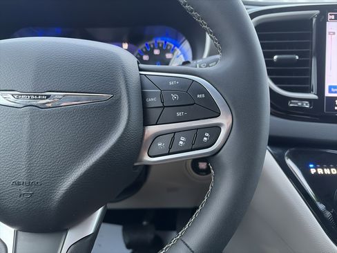 Used 2024 Chrysler Pacifica Touring-L image 20