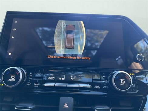 Used 2025 Toyota Highlander Platinum image 35