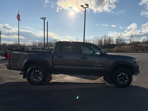 Used 2019 Toyota Tacoma TRD Off-Road w/ Technology Package AWD/4WD image 6