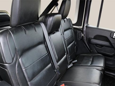 Used 2020 Jeep Wrangler Unlimited Sahara image 17