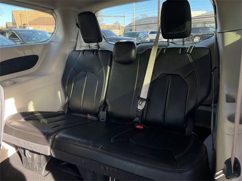 Used 2024 Chrysler Pacifica Touring-L image 19