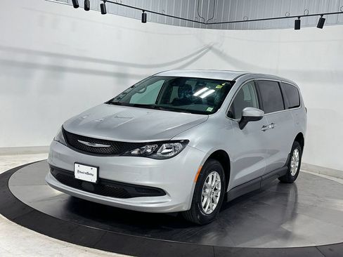 Used 2023 Chrysler Voyager LX FWD image 3