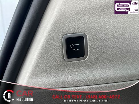 Used 2023 Chrysler Pacifica Touring-L FWD image 11