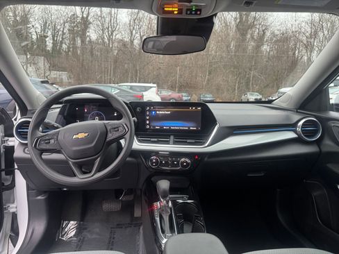 Used 2025 Chevrolet Trax LT image 27