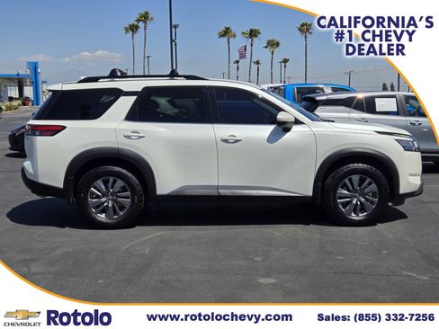 Used 2022 Nissan Pathfinder SV w/ SV Black Package FWD image 8