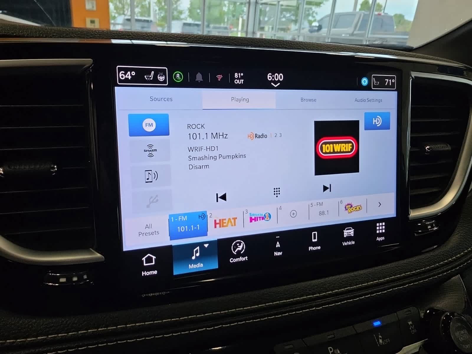 Used 2025 Chrysler Pacifica Limited FWD image 31