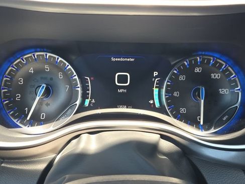 Used 2025 Chrysler Pacifica Select AWD/4WD image 12