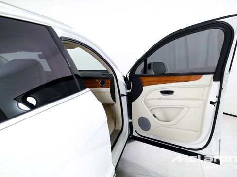 Used 2023 Bentley Bentayga Plug-In Hybrid image 24