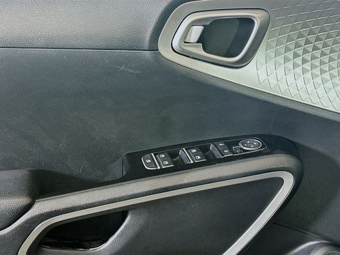 Used 2025 Kia Soul LX w/ LX Technology Package FWD image 15