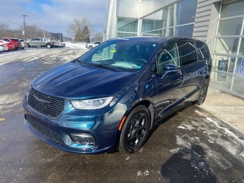 Used 2022 Chrysler Pacifica Touring-L w/ S Appearance Package image 2