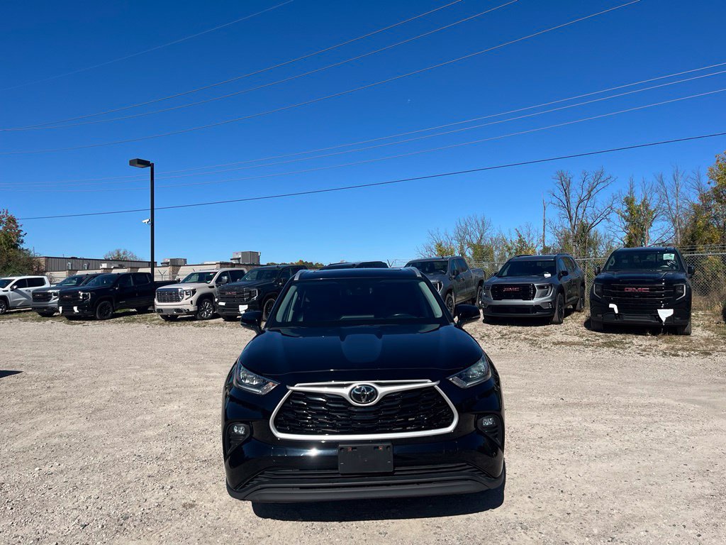 Used 2023 Toyota Highlander XLE AWD/4WD image 3