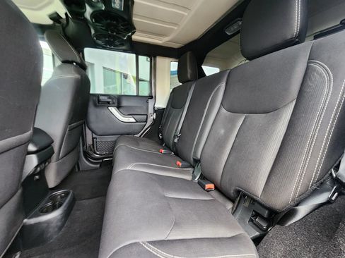 Used 2016 Jeep Wrangler Unlimited Sahara w/ Connectivity Group AWD/4WD image 34