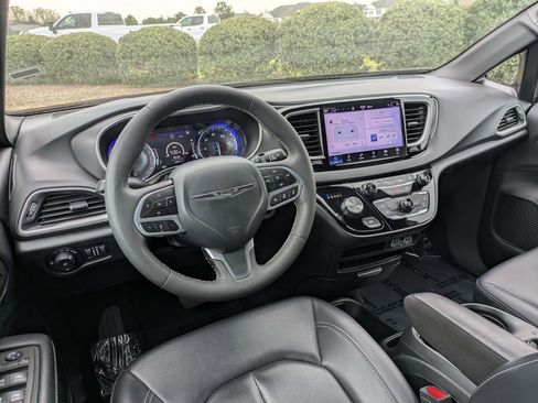 Used 2025 Chrysler Pacifica Select FWD image 34