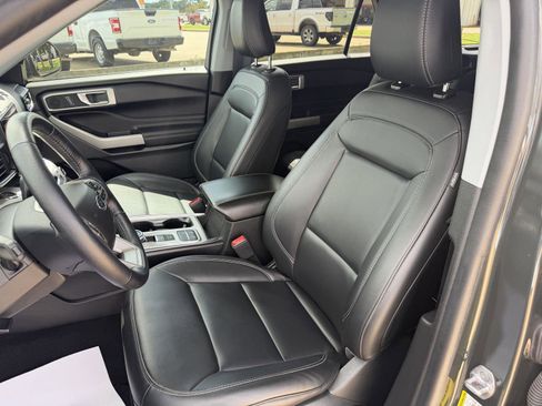 Used 2022 Ford Explorer XLT w/ Equipment Group 202A RWD image 11
