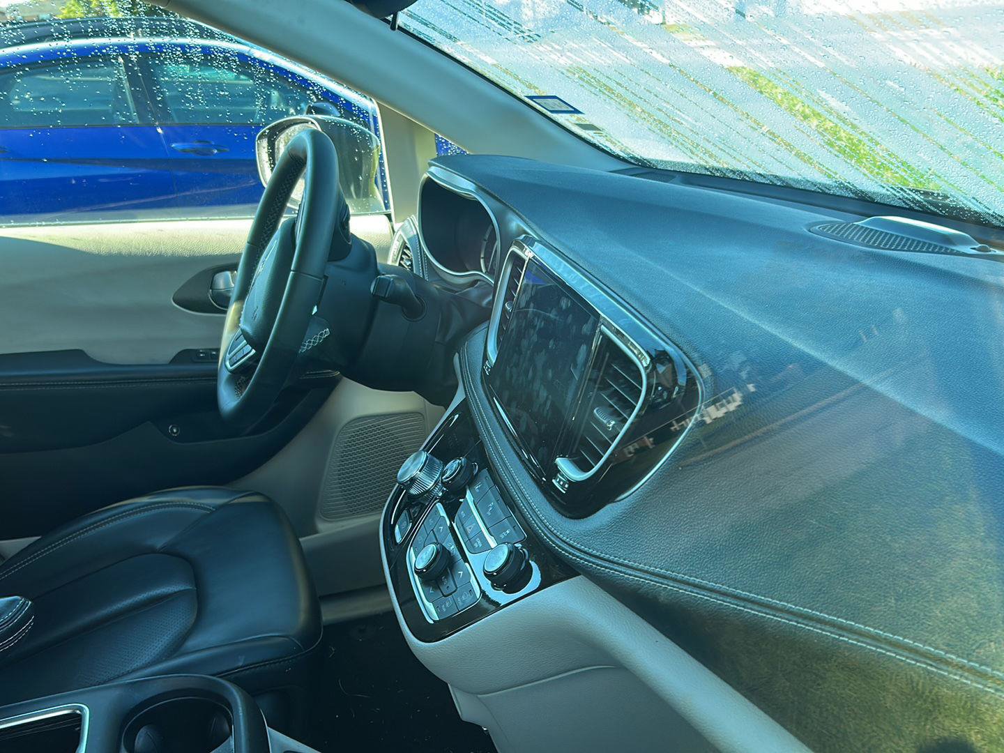 Used 2023 Chrysler Pacifica Touring-L FWD image 11