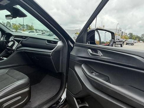 Used 2025 Jeep Grand Cherokee Altitude RWD image 34