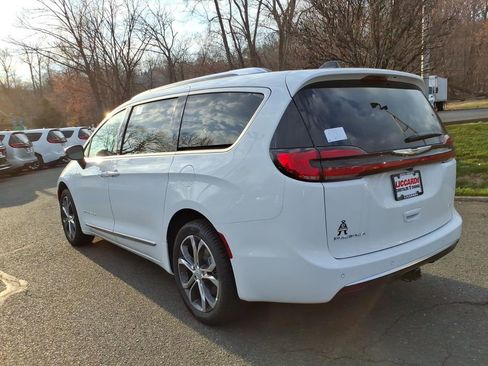 New 2026 Chrysler Pacifica Pinnacle image 3