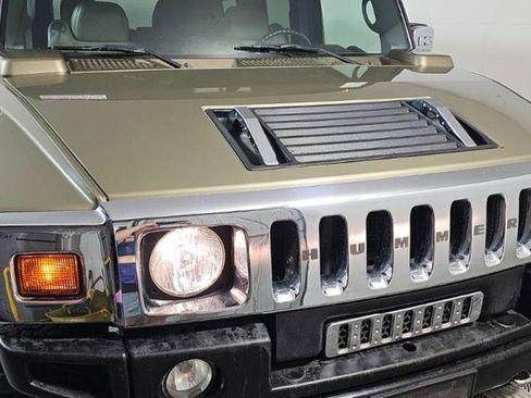 Used 2005 HUMMER H2 w/ Preferred Equipment Group AWD/4WD image 2